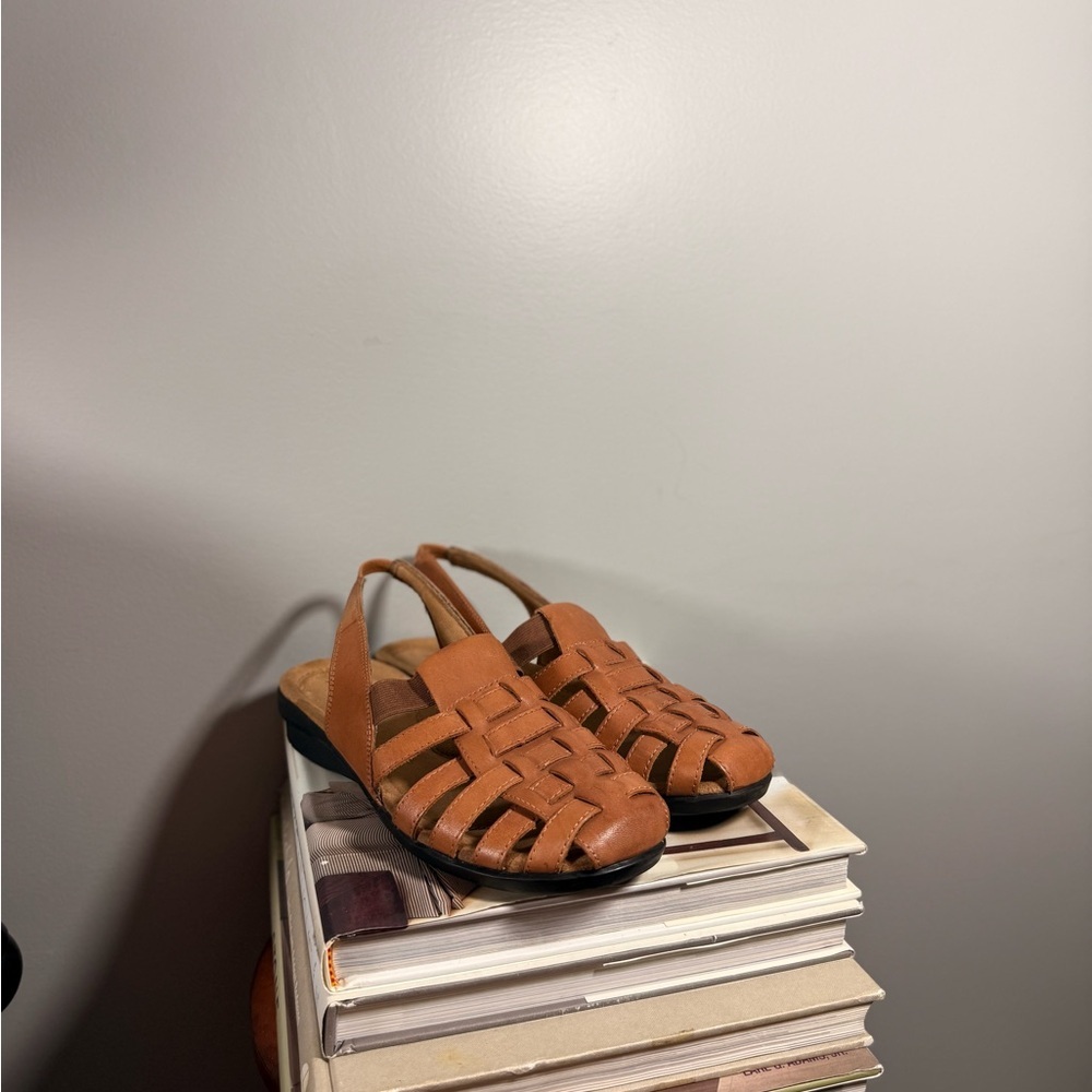 Array Women’s Size 8.5 Tan Woven Leather Sandals